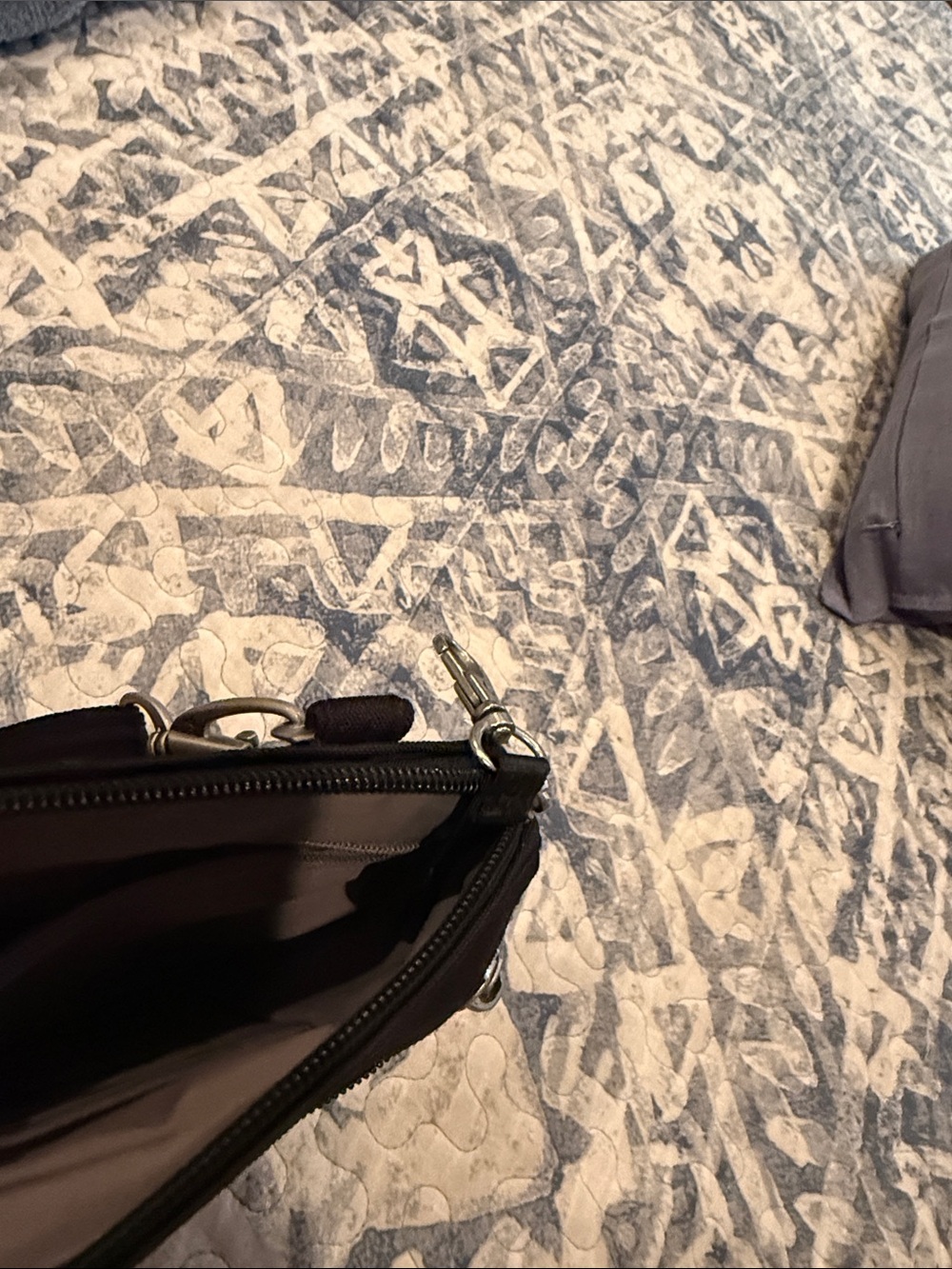 Travelon Like New Black Crossbody Silver Hardware 5 Point Anti Theft Security - Picture 8 of 9